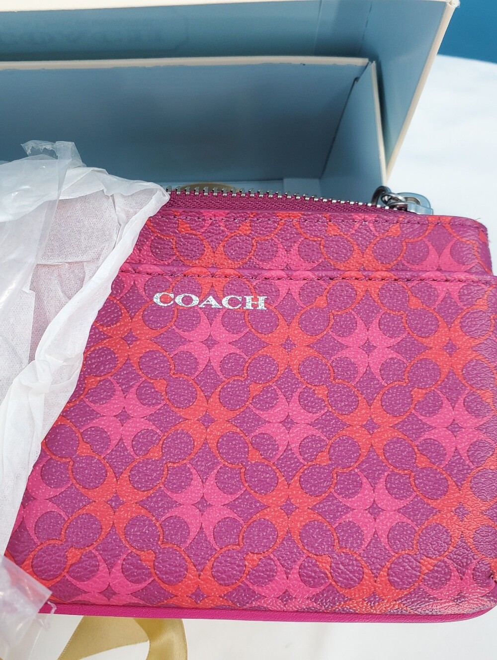 Brand New Coach wristlet with gift box - Picture 4 of 14